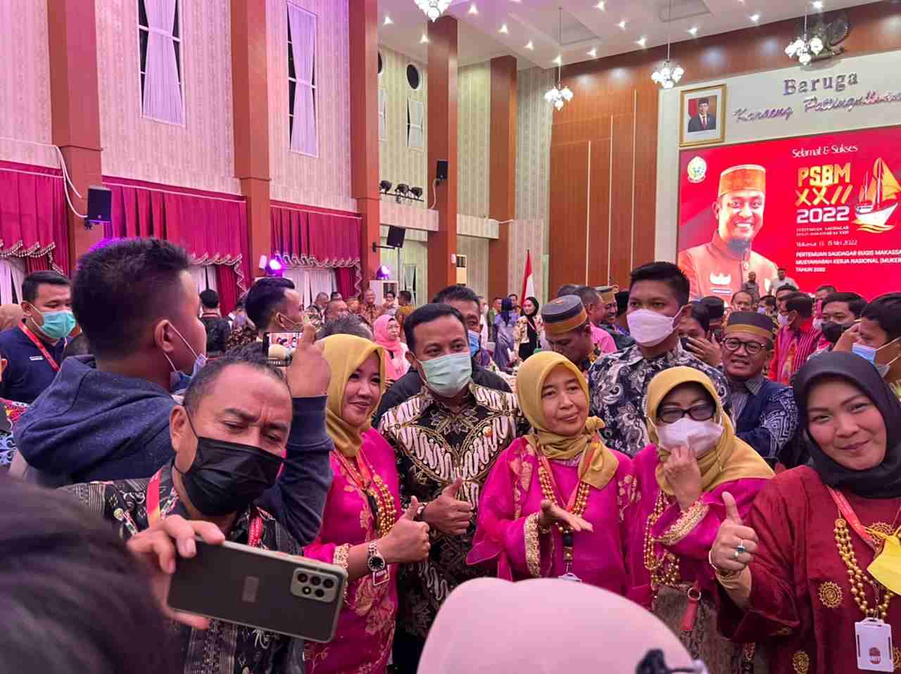 Gubernur Sulsel Andi Sudirman Sulaiman menyambut para peserta Pertemuan Saudagar Bugis Makassar (PSBM) ke-XXII