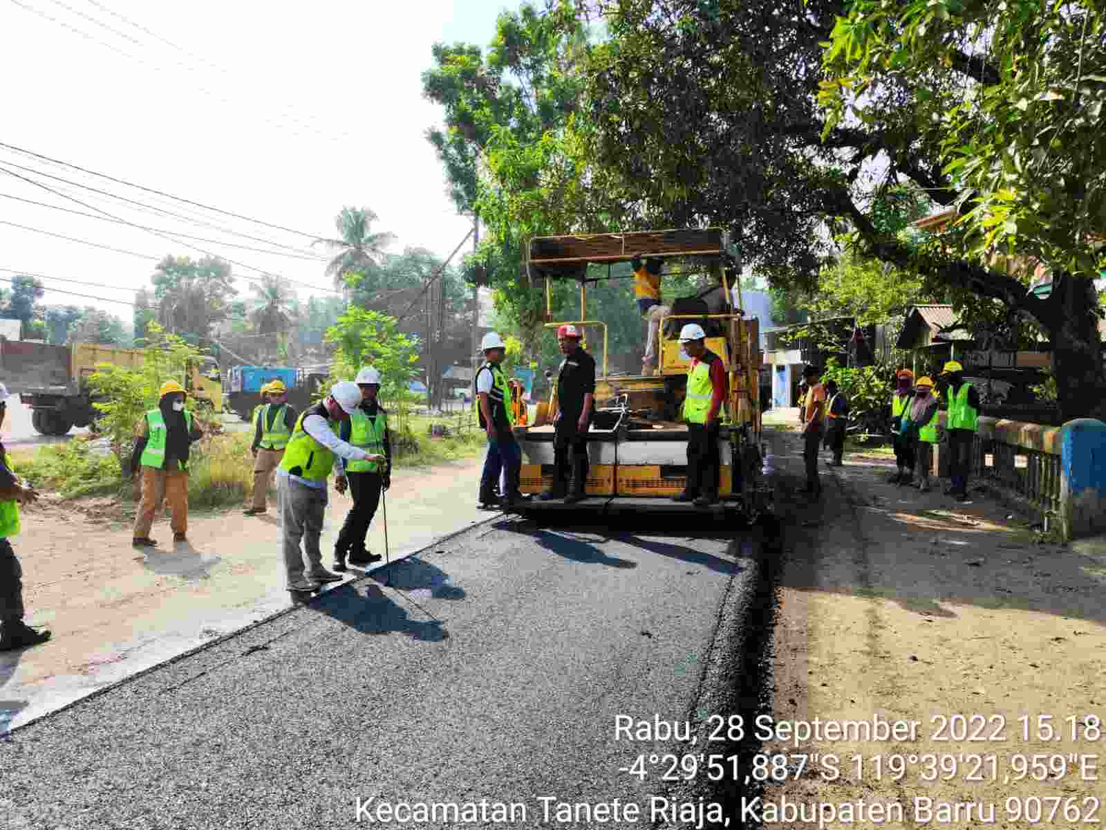 Rekonstruksi jalan pada ruas Pekkae - Takkalalla memasuki tahapan trial mix