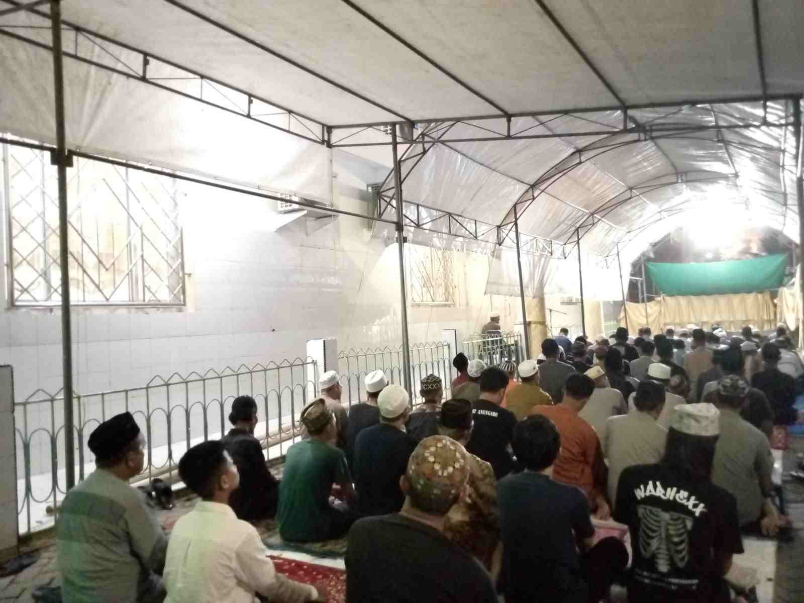 Jamaah Masjid Ittifaqul Jamaah, Makassar pasca kubah runtuh beratap tenda darurat. (Foto: Rakyat.News/Regent Aprianto)