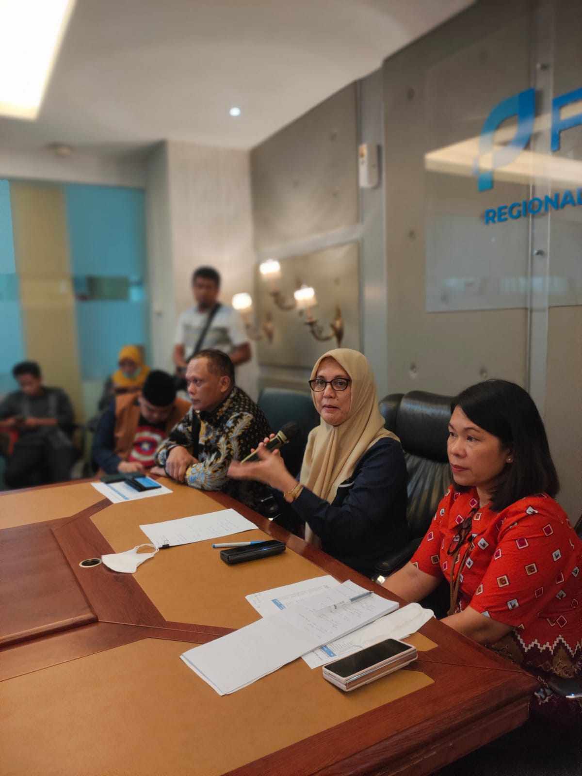 Enriany Muis, Regional Head 4 Pelindo (tengah) beri keterangan soal kesiapan PT Pelindo sambut arus mudik lebaran 2023. (Foto: Rakyat.News/Thania Novita)