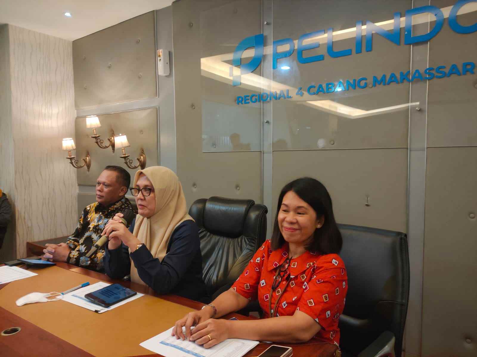 Enriany Muis, Regional Head 4 Pelindo (tengah) sampaikan kesiapan sambut arus mudik lebaran 2023. (Foto: Rakyat.News/Thania Novita)