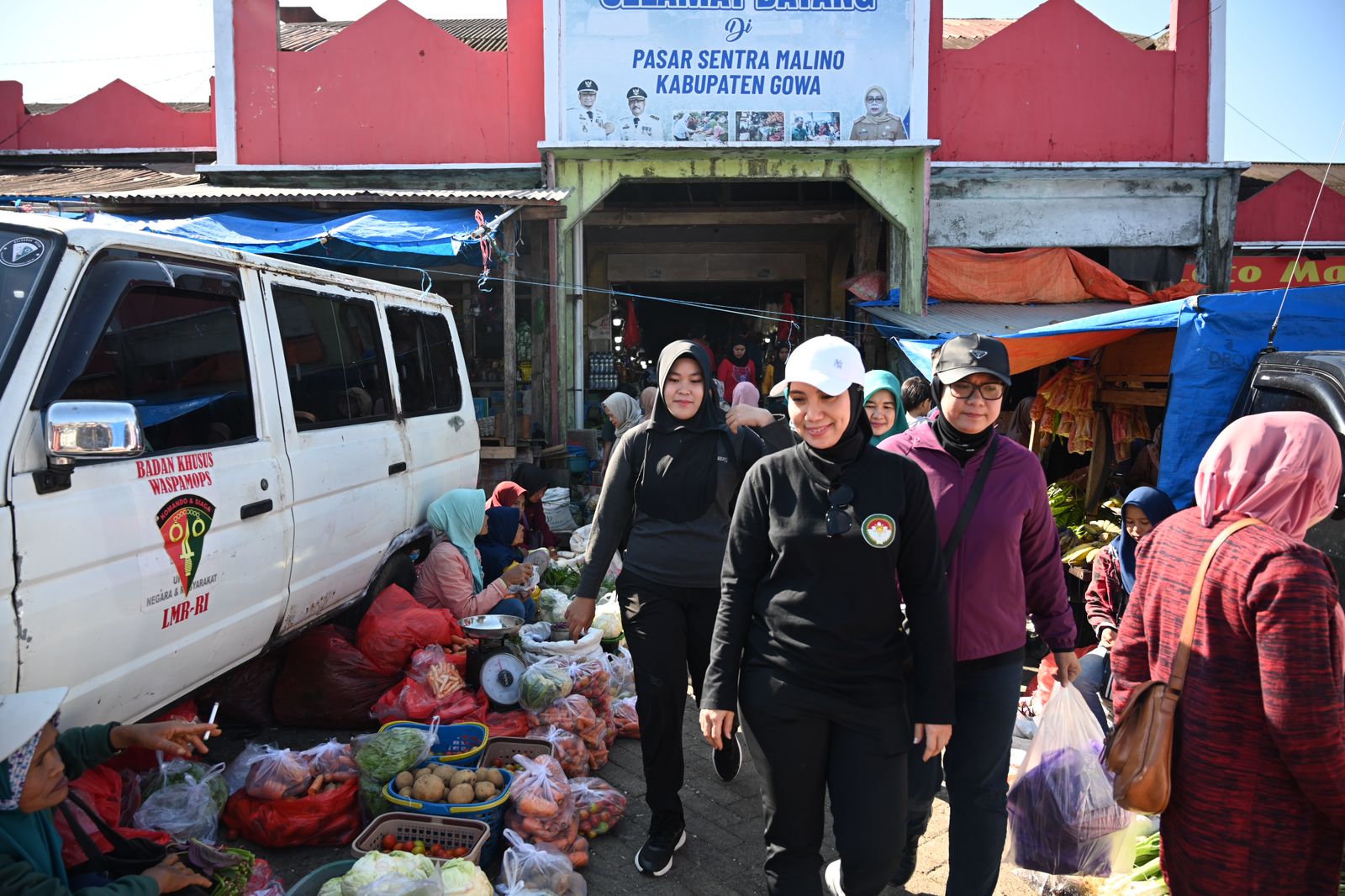 Pj TP PKK Sulsel Kunjungi Pasar Malino, Belanja Sayur dan Buah sampai Cemilan.