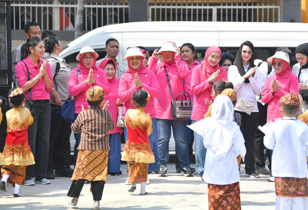 Iriana Jokowi dan Istri Mendes PDTT Demonstrasikan CTPS