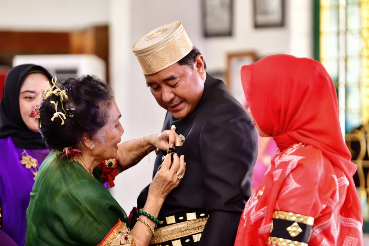 Silaturahmi ke Istana Datu Luwu, Pj Gubernur Sulsel Dihadiahi Keris Sapukala