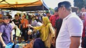 Penjabat Gubernur Sulawesi Selatan, Bahtiar Baharuddin saat meninjau Gerakan Pangan Murah di Kabupaten Bone, Jumat (1/3/2024). (Dok. Pemprov Sulsel).