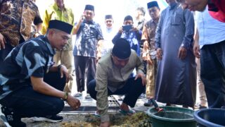PJ Gubernur Sulsel Lakukan Peletakan Batu Pertama Menara Masjid SMPPSMADAGA Bone