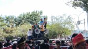 Aksi unjuk rasa mahasiswa dengan tradisi Mappasili di hadapan Gedung DPRD Sulawesi Selatan, Jumat (17/5/2024).