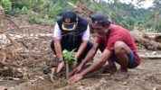 Penjabat Gubernur Sulawesi Selatan, Bahtiar Baharuddin (kiri) menanam pohon bersama salah satu warga. (Dok. Humas Pemprov Sulsel).
