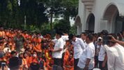 Penjabat Bupati Bekasi saat di depan Gedung Juang.