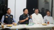 H. Yusuf Ritangnga bersama A. Tenri Liwang La Tinro saat bertemu dengan jajaran Partai NasDem Enrekang, Selasa (14/5/2024).