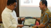 Program Asuransi Peternakan di Bantaeng, Ilham Azikin terima Penghargaan dari Jasindo. (Ist)