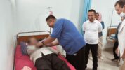 Bupati Maros Chaidir Syam Saat Menjenguk Pasien