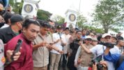 Gubernur Sulbar Suhardi Duka Saat Menemui Massa Tolak Tambang