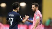 Pemain Inter Miami, Lionel Messi Saat Berjabat Tangan Dengan Pemain PSG, Vitinha Usai Pertandingan 16 Besar Piala Dunia Antar Klub 2025