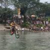 Aksi Rider Melewati Sungai Pakai Flying Fox di Event One Day Trail Adventure Jelajah Bumi Lamaranginang Seri ke-6
