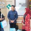 GM PLN UID Sulselrabar Edyansyah Tengah Melayani Langsung dan Menyapa Pelanggan di PLN ULP Mattoanging Kota Makassar Dalam Rangka Hari Pelanggan Nasional 2025