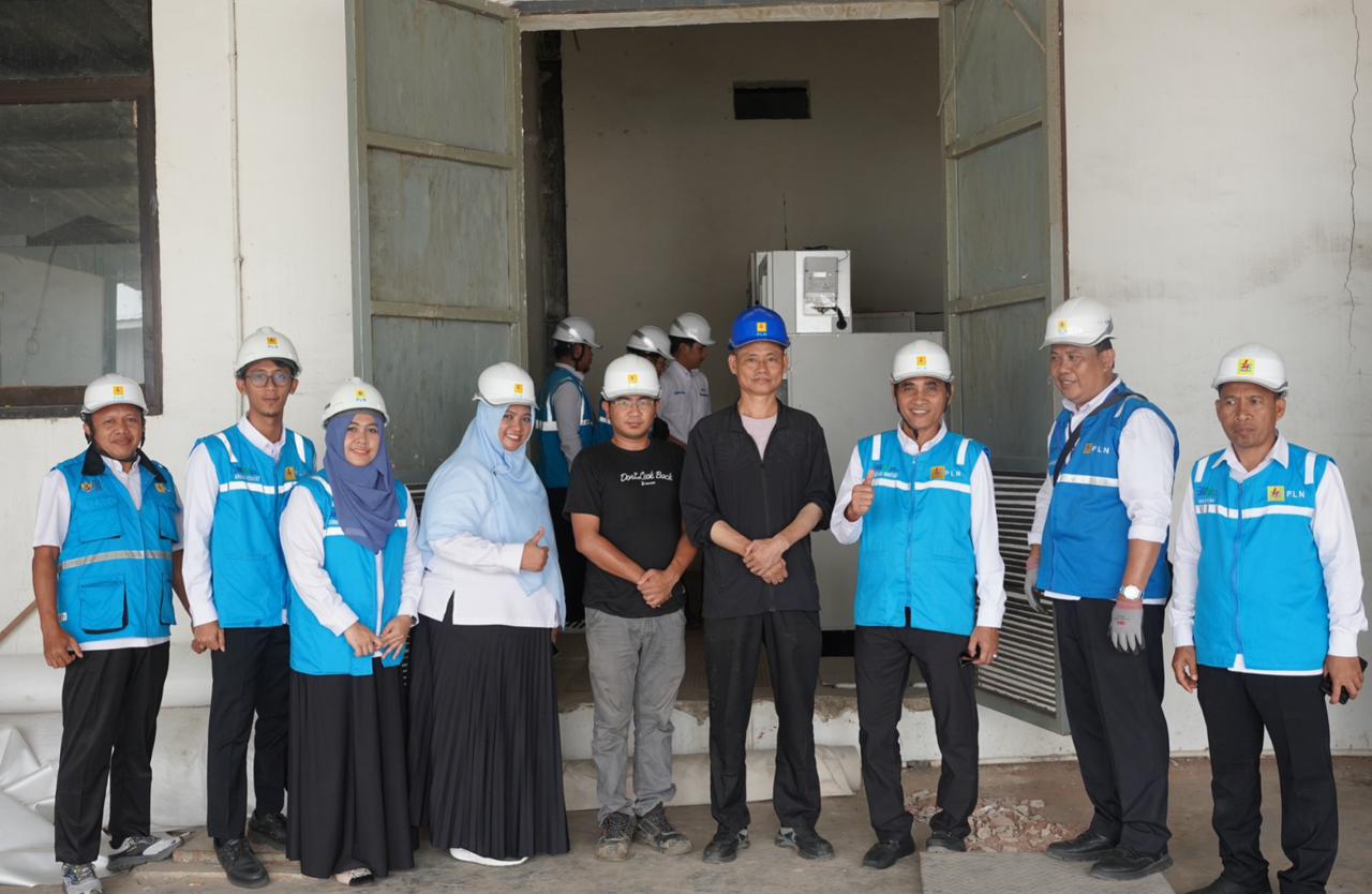 Manajemen PLN UP3 Pinrang dan PT Biota Laut Ganggang Saat Berfoto Bersama dalam Momentum Penyalaan Listrik dengan Daya Sebesar 3.465 kVA.