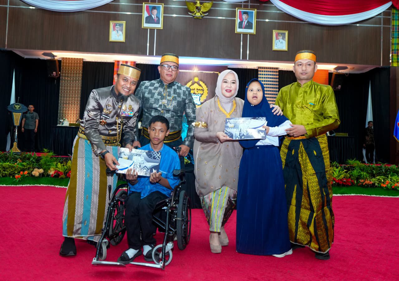 Dalam momentum Peringatan ke-356 Tahun Sulawesi Selatan, Gubernur Andi Sudirman Sulaiman kembali menegaskan komitmennya terhadap pemerataan akses pendidikan dengan menyalurkan bantuan tabungan pendidikan bagi 902 siswa penyandang disabilitas. (Ist)