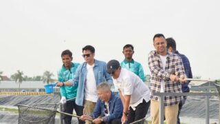Menteri Kelautan dan Perikanan, Sakti Wahyu Trenggono, Bersama Utusan Khusus Presiden Bidang Pembinaan Generasi Muda dan Pekerja Seni, Raffi Ahmad Meninjau Lokasi Modeling Budidaya Nila Salin (BINS) di Karawang