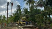 Tim khusus PLN UID Sulselrabar Tengah Memperbaiki Jaringan Tegangan Menengah di di Desa Kuala Kereutou, Kecamatan Lapang, Kabupaten Aceh Utara pada Selasa (9/12/2025).