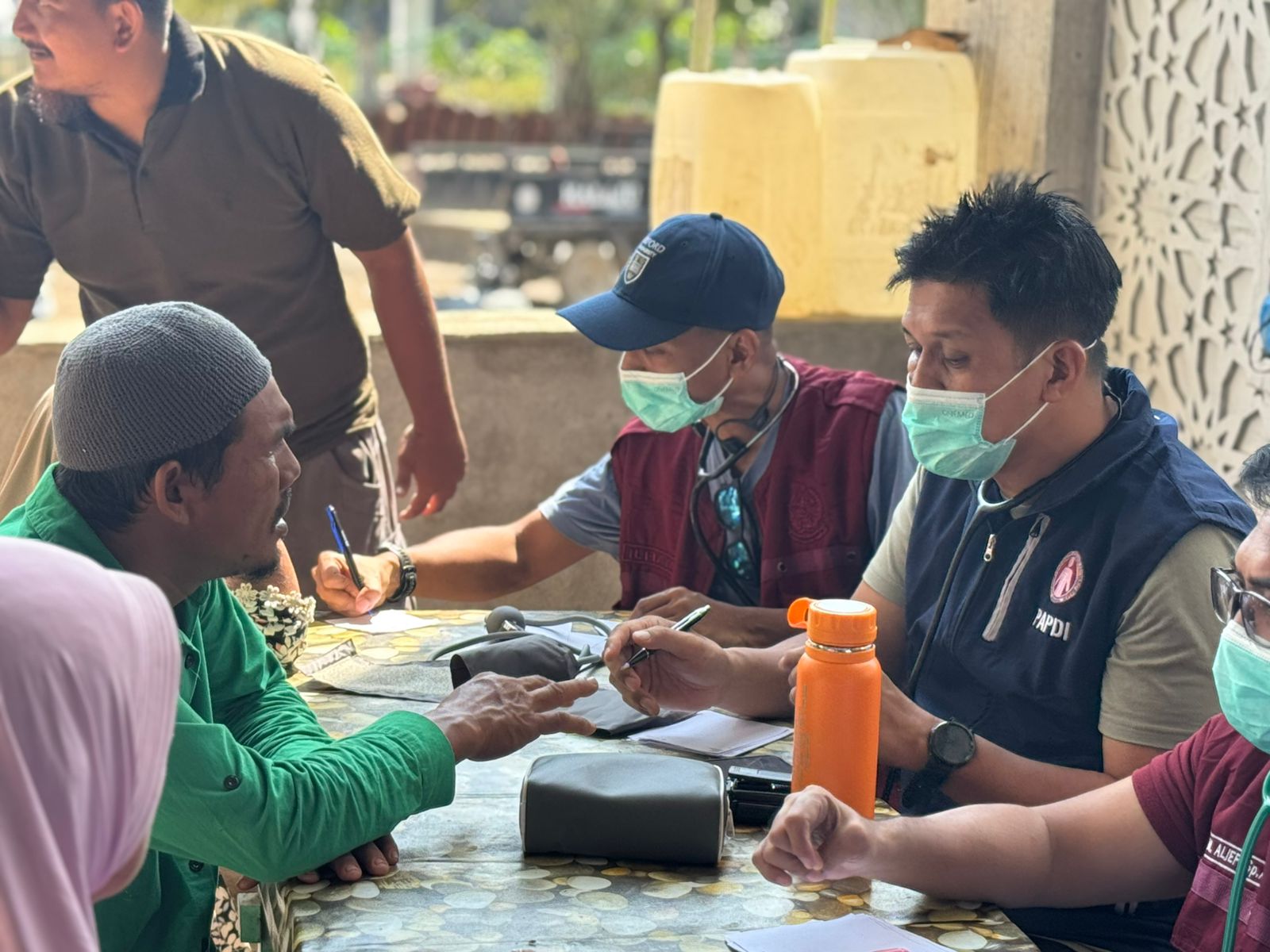 Unhas Turunkan Dokter Spesialis untuk Layani Pengungsi Banjir Pidie Jaya