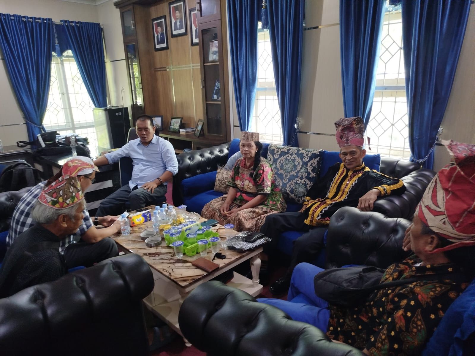 Tokoh Adat Rampi Saat Bertemu Wakil Ketua DPRD Luwu Utara Karemuddin di Ruang Kerjanya