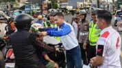 Dukung Teguran Simpatik Polres Gowa, Asmo Sulsel Bagikan Helm SNI kepada Pengendara
